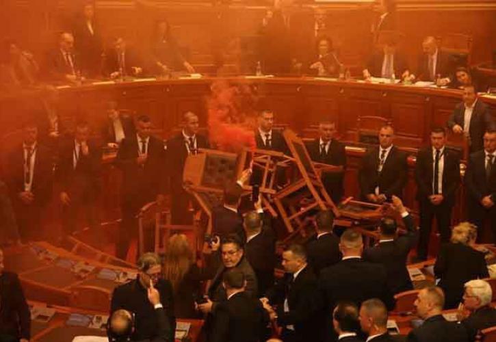 Αλβανία: Η αντιπολίτευση άναψε καπνογόνα στη Βουλή σε διαμαρτυρία για τον προϋπολογισμό