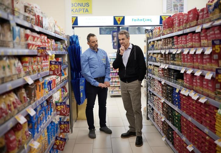 Επίσκεψη Μητσοτάκη σε σούπερ μάρκετ στα Καμένα Βούρλα