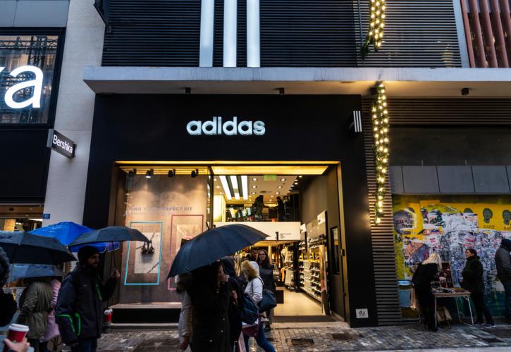 Τι απαντά η Adidas για το show με τα drones