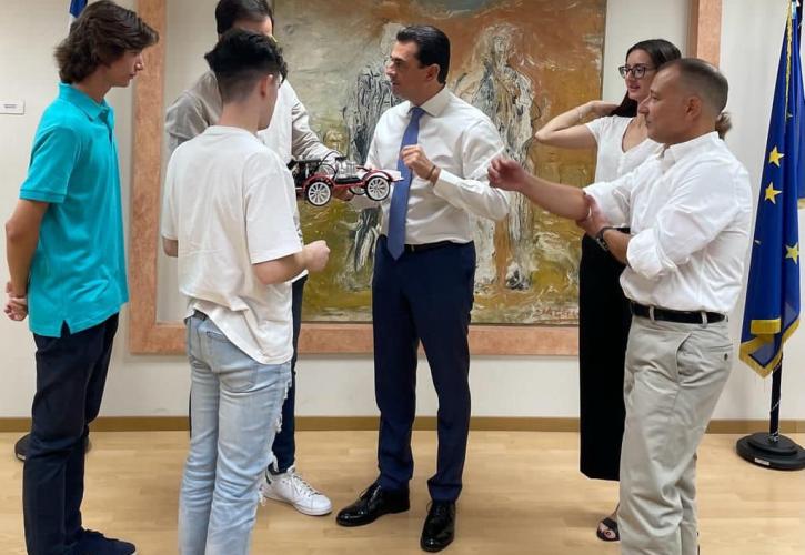 Συνάντηση Σκρέκα με ομάδα ρομποτικής του ΕΜΠ που διακρίθηκε σε διεθνή διαγωνισμό