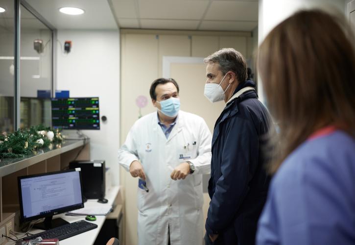 Επίσκεψη Μητσοτάκη στη Μονάδα Εγκεφαλικών του Αττικόν