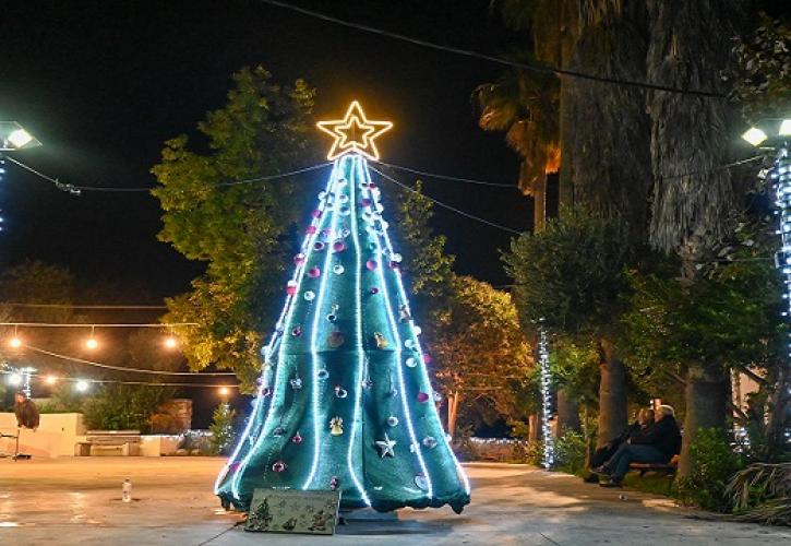 Δήμος Πύλου - Νέστορος: Φωταγωγήθηκαν τα χριστουγεννιάτικα δέντρα σε Κορώνη και Ασίνη
