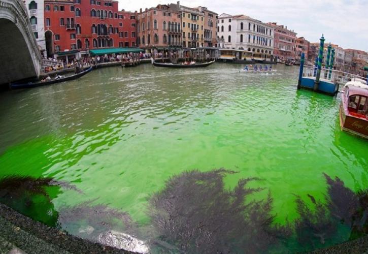 Για σειρά αδικημάτων κατηγορούνται οι ακτιβιστές που «έβαψαν πράσινη» τη λιμνοθάλασσα της Βενετίας
