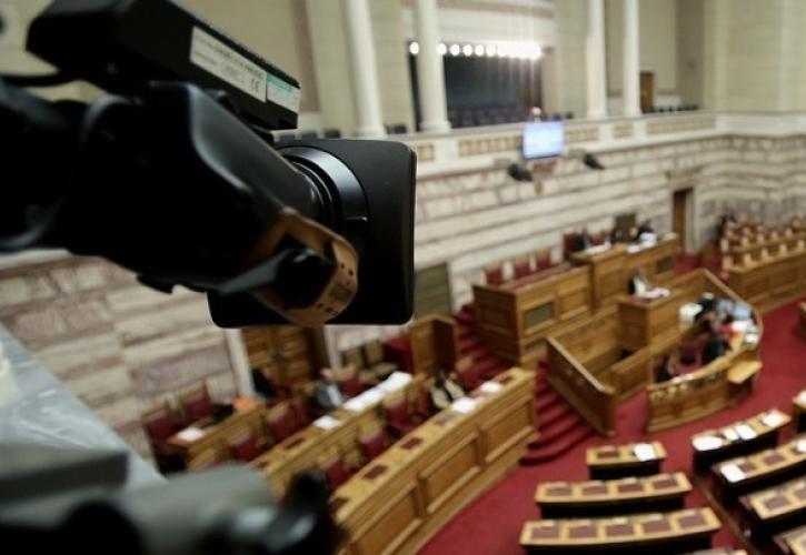 Μετωπική κυβέρνησης - αντιπολίτευσης με φόντο τα Τέμπη