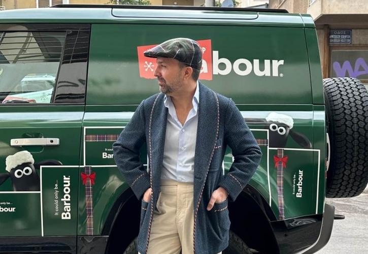 Αυτά τα Χριστούγεννα η Barbour μοίρασε δώρα με το Land Rover Defender της Spanos Luxury Cars