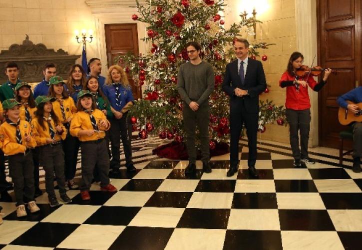 Κάλαντα στον πρωθυπουργό από το Σώμα Ελλήνων Προσκόπων