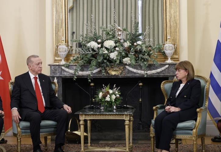Στο Προεδρικό Μέγαρο ο Ερντογάν: «Ευκαιρία για νέα εποχή στις σχέσεις Τουρκίας - Ελλάδας»