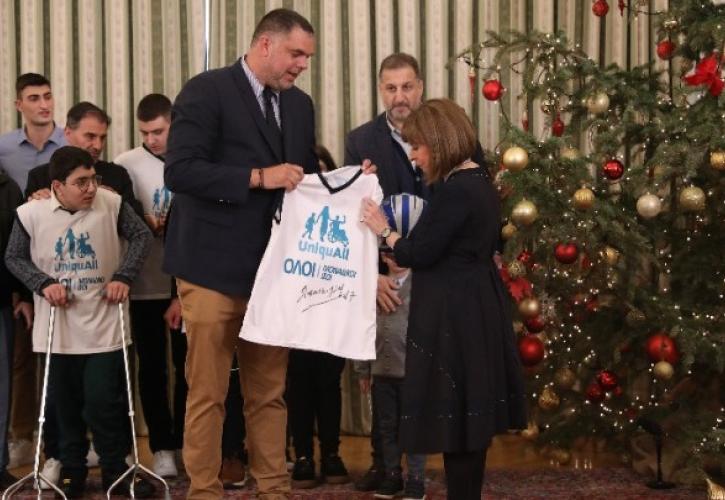 Τα κάλαντα στην ΠτΔ έψαλλαν άστεγοι, άτομα με αυτισμό και σύλλογοι