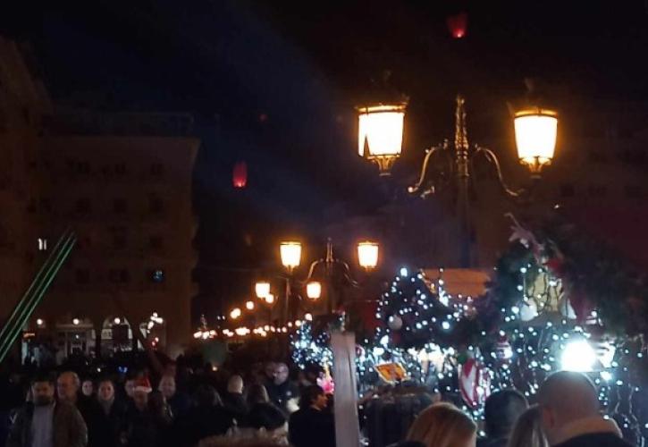 Θεσσαλονίκη: Εκατοντάδες φαναράκια στον ουρανό πάνω από την Αριστοτέλους στην εκπνοή του 2023