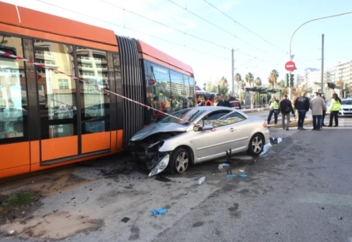 Π. Φάληρο: Ένας νεκρός και ένα σοβαρά τραυματίας σε σύγκρουση τραμ με ΙΧ στο Π. Φάληρο