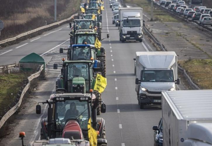 Ευρώπη: Οι αγρότες εντείνουν τις κινητοποιήσεις τους κατά του αυξανόμενου κόστους και των «πράσινων» κανονισμών