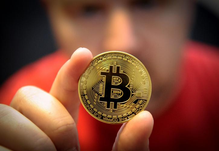 Bitcoin: Υποχωρεί από τα επίπεδα ρεκόρ καθώς η συζήτηση περί «φούσκας» εντείνεται