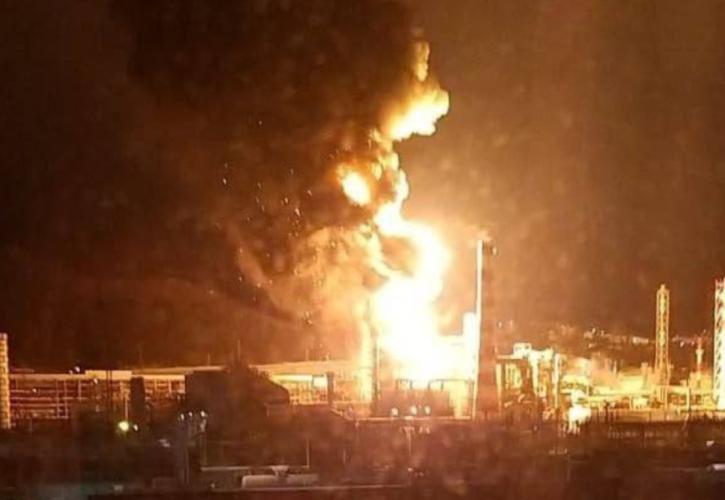 Στις φλόγες τυλίχτηκε διυλιστήριο στη νότια Ρωσία
