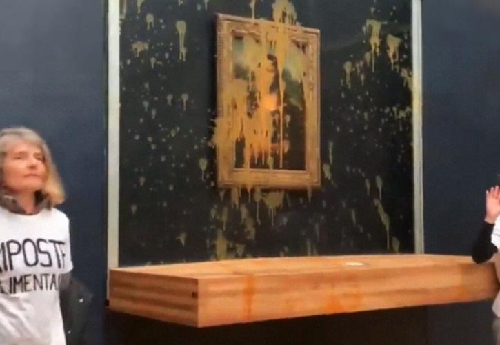 Γαλλία: Ακτιβίστριες περιέλουσαν με σούπα την Τζοκόντα