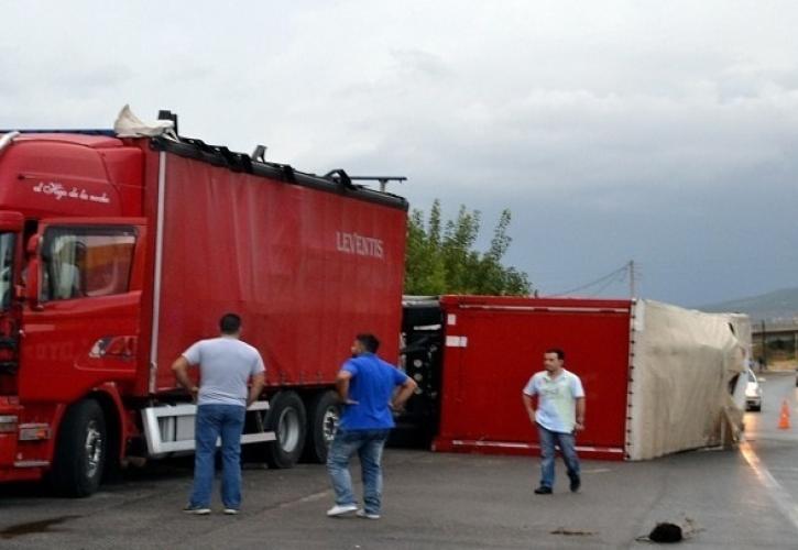 Θεσσαλονίκη: Νταλίκα «δίπλωσε» κοντά στην έξοδο Λαγυνών