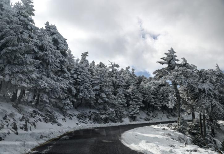 Κλειστή η λεωφόρος Πάρνηθας λόγω χιονόπτωσης