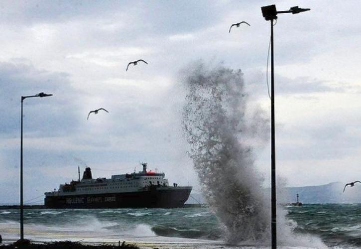 Δεμένα τα πλοία σε αρκετά λιμάνια, λόγω ισχυρών ανέμων στο Αιγαίο