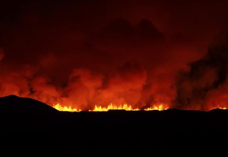 Ισλανδία: Εξερράγη ξανά το ηφαίστειο Γκρίνταβικ στη χερσόνησο Ρεϊκιάνες