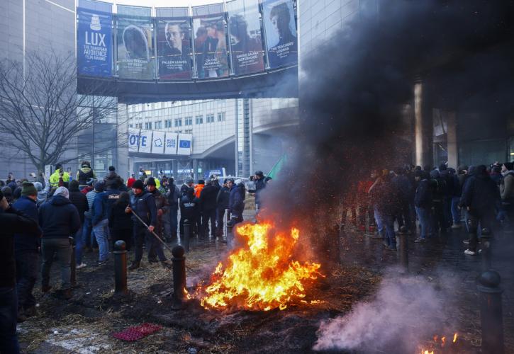 Χίλια τρακτέρ «πολιορκούν» τις Βρυξέλλες - Φωτιές και συνθήματα από τους αγρότες