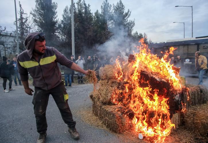 Πληθαίνουν τα μπλόκα σε όλη την Ελλάδα: Αγρότες έκλεισαν δρόμους και άναψαν φωτιές - Ζητούν συνάντηση με Μητσοτάκη