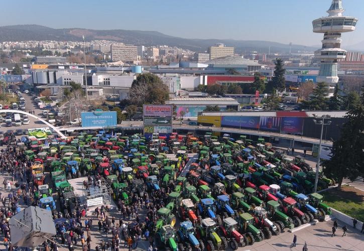 Θεσσαλονίκη: Συγκέντρωση αγροτών με εκατοντάδες τρακτέρ στη νότια πύλη της ΔΕΘ