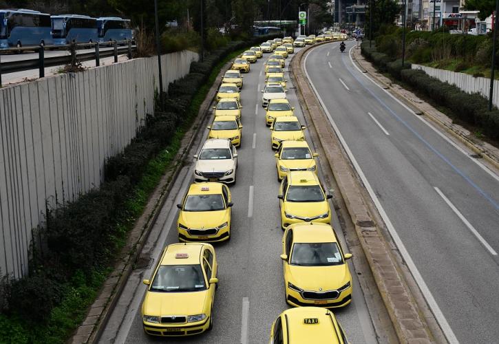 ΑΑΔΕ: Περίπου το 50% των ταξί έχει βάλει το αυτοκόλλητο