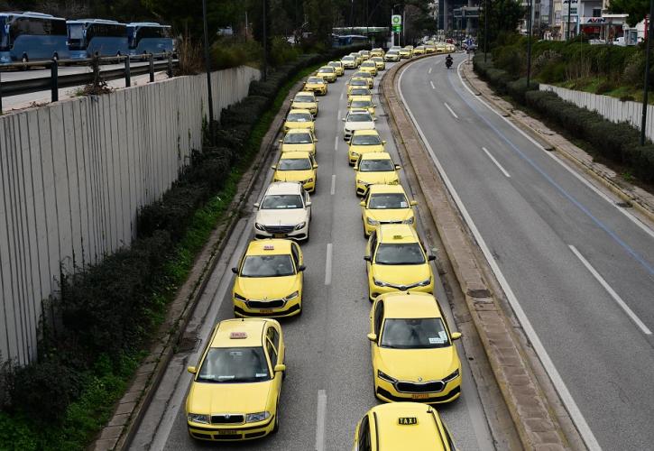 Αποχώρησαν οι οδηγοί ταξί από το υπ. Μεταφορών - Προειδοποιούν με νέες κινητοποιήσεις