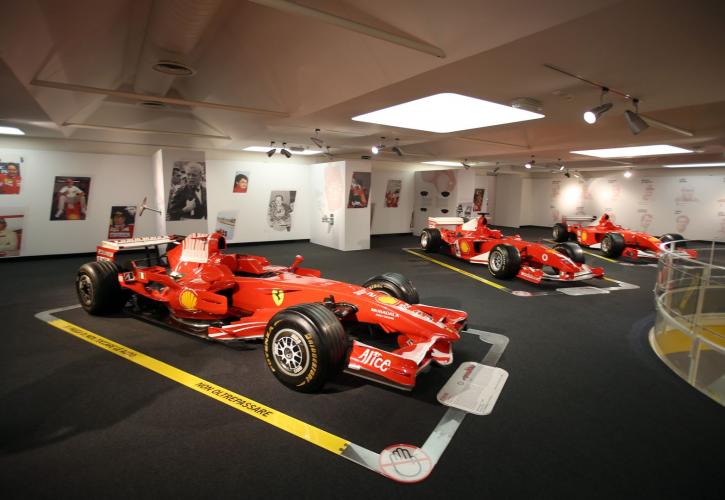 «Εκτοξεύτηκε» η μετοχή της Ferrari μετά τις φήμες ότι πήρε τον Χάμιλτον