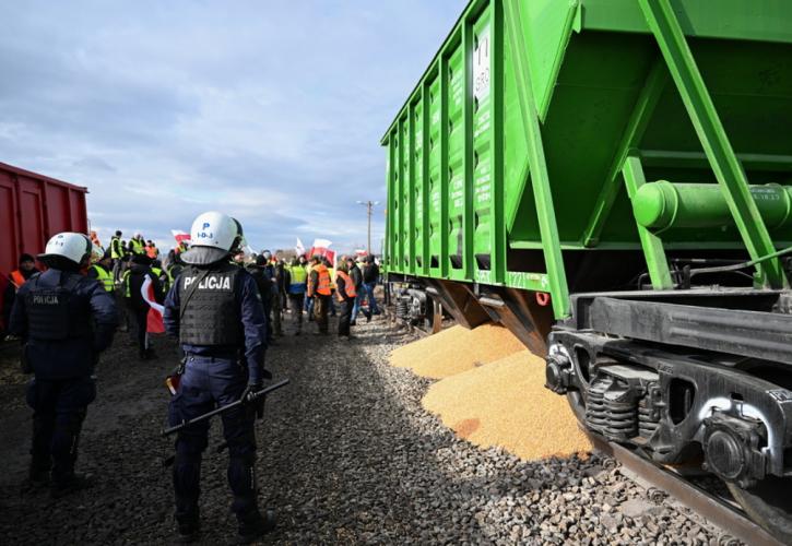 Πολωνία: Αγρότες απέκλεισαν σχεδόν 100 δρόμους - Άδειασαν ουκρανικά δημητριακά στα σύνορα