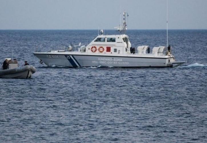 Πλοιάριο με 112 πρόσφυγες και μετανάστες εντοπίστηκε στα νότια της Κρήτης