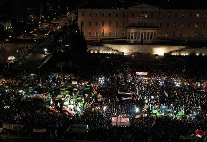 Τα τρακτέρ «κατέκλυσαν» το κέντρο της Αθήνας: «Αγώνας για να μείνουμε στη γη μας» - Χιλιάδες αγρότες στο Σύνταγμα