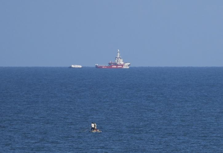 Εμπορικό πλοίο χτυπήθηκε από βλήματα αγνώστου τύπου στην Ερυθρά Θάλασσα