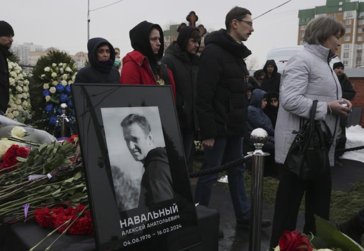 Ρωσία: Πολίτες συρρέουν στον τάφο του Ναβάλνι για να «ρίξουν την ψήφο τους»