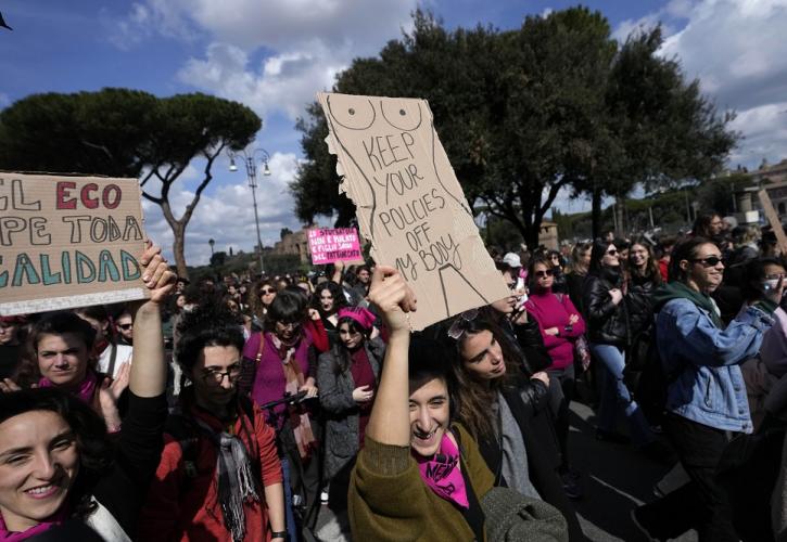 Ιταλία: Γενική απεργία υπέρ των δικαιωμάτων των γυναικών