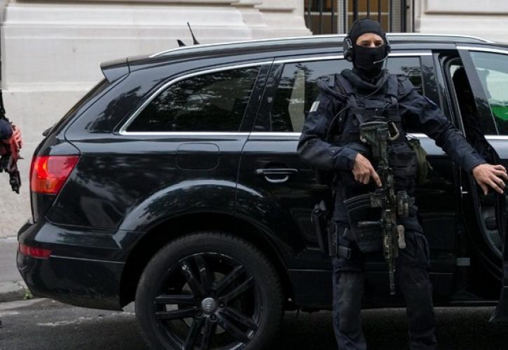 Γαλλία: Δυο αστυνομικοί τραυματίστηκαν από σφαίρες σε τμήμα στο Παρίσι