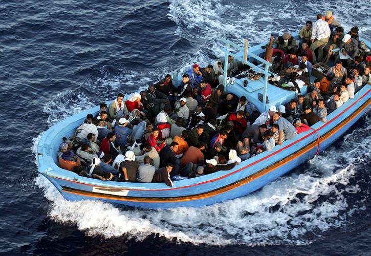 Βρετανία: Νέο ρεκόρ διελεύσεων μεταναστών από τη Μάγχη από τις αρχές του έτους