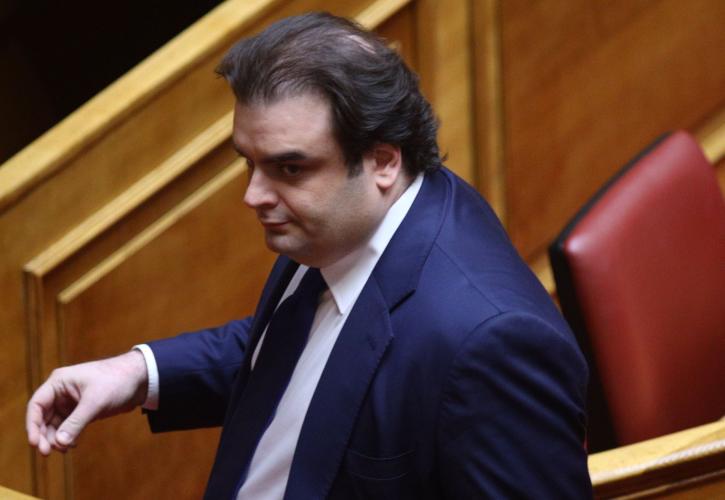 Πέταξαν φυλλάδια στο σπίτι του Πιερρακάκη - «Δεν φοβάμαι τίποτα, δεν εκβιάζομαι από κανέναν»