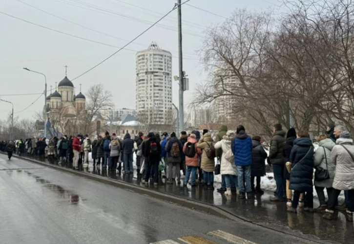 Μεγάλες ουρές για το «ύστατο χαίρε» στον Ναβάλνι: «Αστακός» η Μόσχα - Δρακόντεια μέτρα και συλλήψεις
