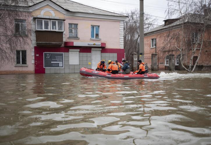 Ρωσία: Η στάθμη των υδάτων στον ποταμό Ουράλη στα 9,96 μέτρα - 4.500 άνθρωποι έχουν εγκαταλείψει τα σπίτια τους