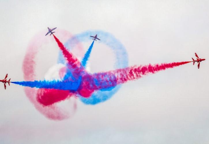 Red Arrows: Εντυπωσιακή επίδειξη από τη RAF με φόντο την αφρικανική σκόνη - Φωτογραφίες