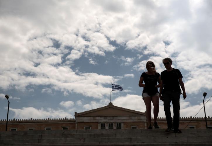 Σε κρίσιμο σταυροδρόμι μπαίνει ο τουρισμός - Οι εκτιμήσεις για τα έσοδα του 2024 και οι αστερίσκοι