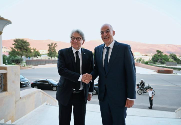 Συνάντηση Ν. Δένδια με τον επίτροπο Εσωτερικής Αγοράς της Ευρωπαϊκής Ένωσης Τιερί Μπρετόν