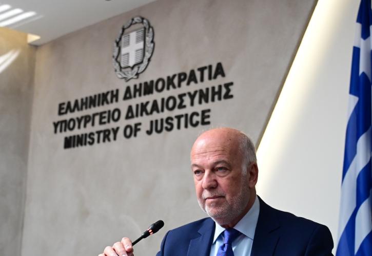 Ο Πανελλήνιος Ιατρικός Σύλλογος τίμησε τον υπ. Δικαιοσύνης Γ. Φλωρίδη