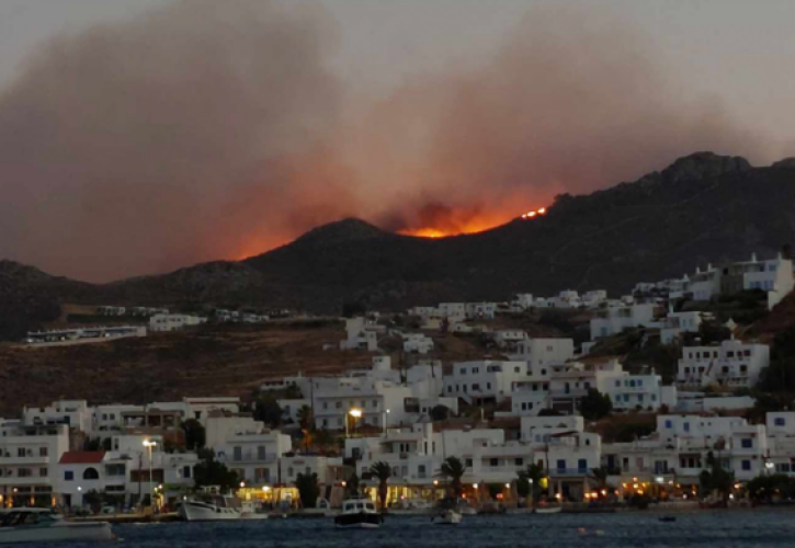 Ολονύχτια μάχη με τις φλόγες στη Σέριφο