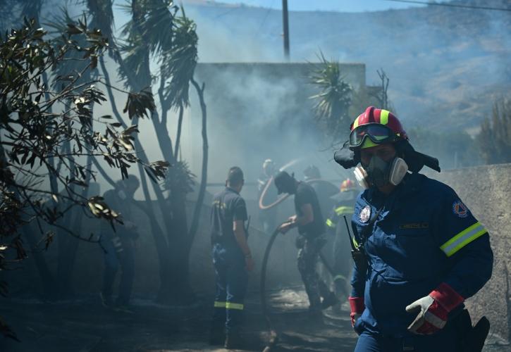 Υπό έλεγχο τέθηκε η φωτιά σε επιχείρηση με παλέτες στις Αχαρνές