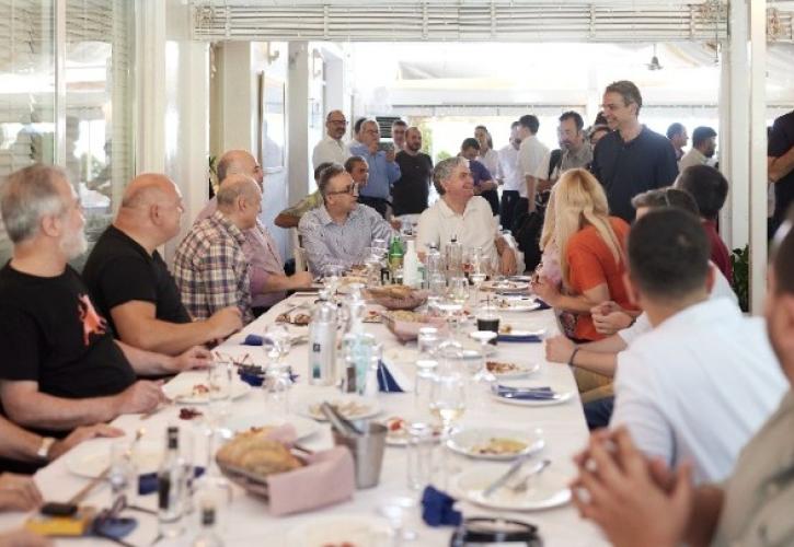 Γεύμα του Κυρ. Μητσοτάκη με δημοσιογράφους και στενούς του συνεργάτες, λίγες ώρες πριν ανοίξουν οι κάλπες