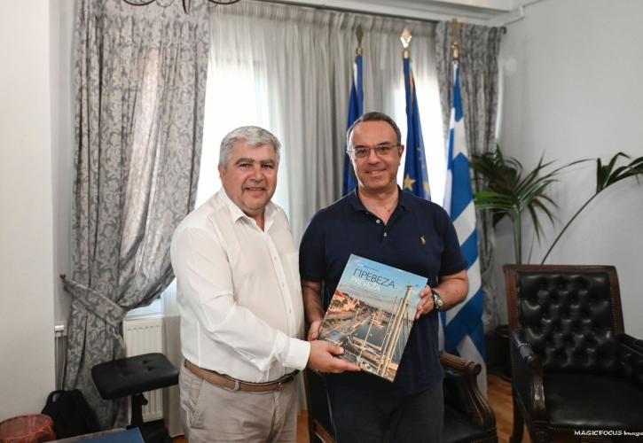 Σταϊκούρας: Συνάντηση εργασίας με τον Δήμαρχο Πρέβεζας