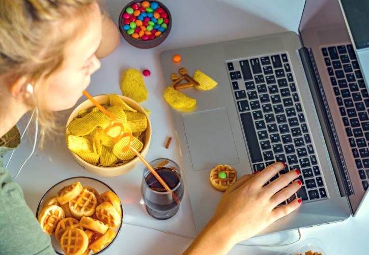 Το junk food αυξάνει το άγχος, σύμφωνα με έρευνα