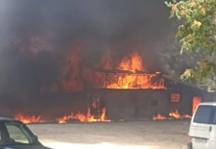 Σε ύφεση η πυρκαγιά σε εργοστάσιο στο Μοσχάτο - Αποκαταστάθηκε η κυκλοφορία