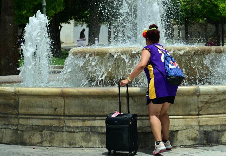 Σε κλοιό καύσωνα η Eλλάδα: Πού θα φτάσει ο υδράργυρος – Επικαιροποιημένο δελτίο από ΕΜΥ